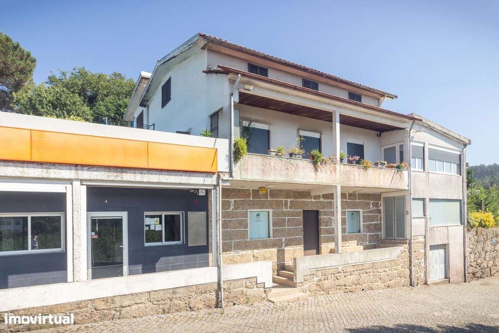 Moradia T3+1 com Espaços Comerciais e Terreno em Priscos