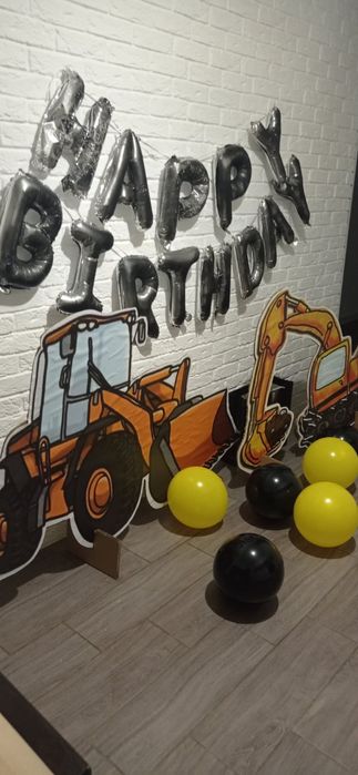 Фотозона на день народження будівельна техніка
