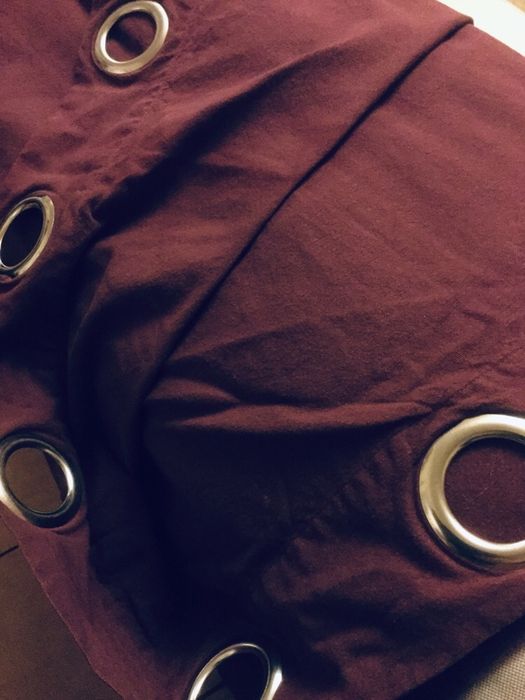 Cortinados em excelente estado cor lilás/ bordô medida 1,35 /2,45.