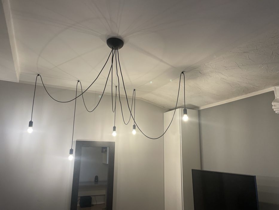 Lampa sufitowa z ruchomymi sznurkami czarna