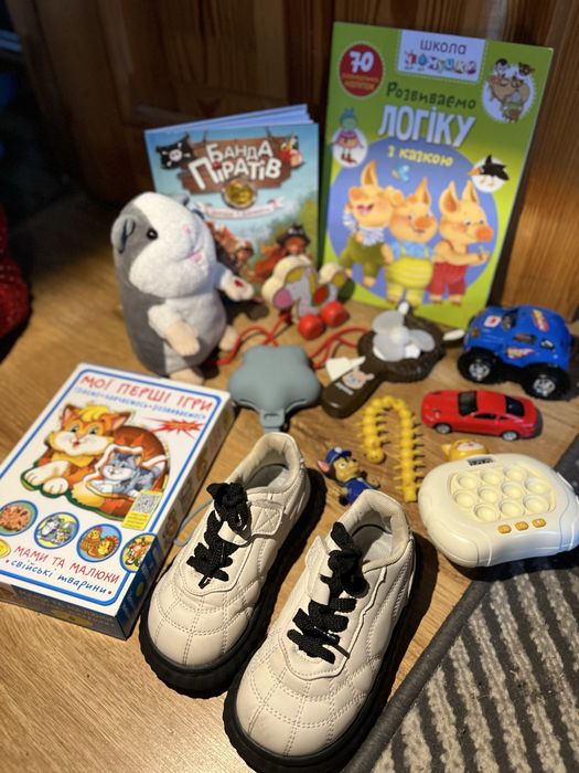 Хомяк говорун, іграшки, машинки