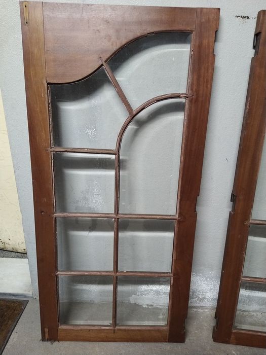 Porta de madeira com vidros