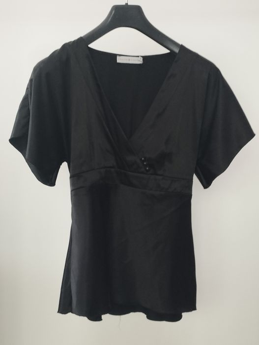 Blusa preta acetinada de manga curta com pormenor