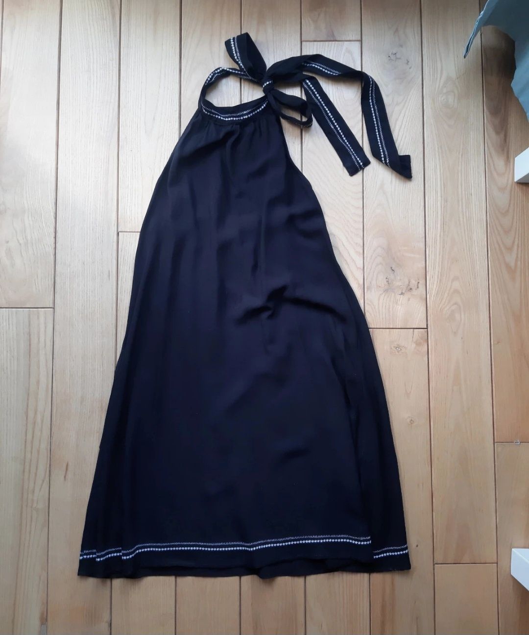 Sukienka z dekoltem halter XS Reserved