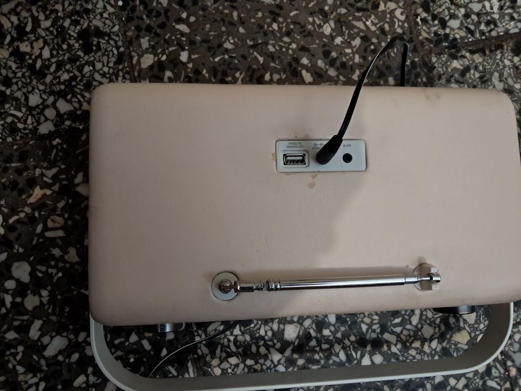 Radio hepburn z bateriami ,ma bluetooth