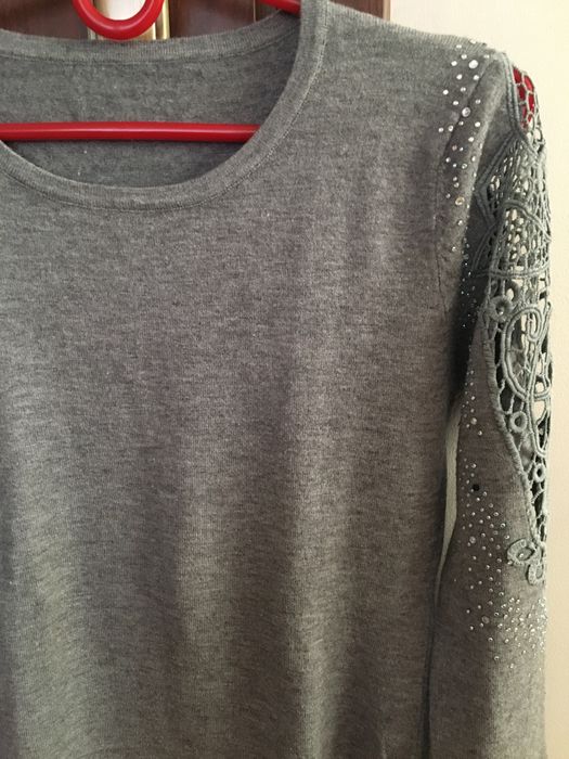 Szara bluzka damska z cekinami i wyciętymi ramionami
