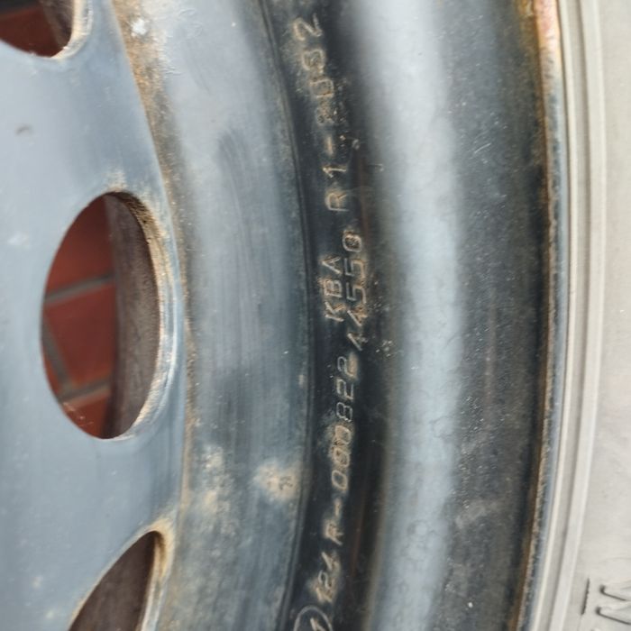 Na sprzedaż 2 felgi z oponami zimowymi 175/65R14 Kia Picanto