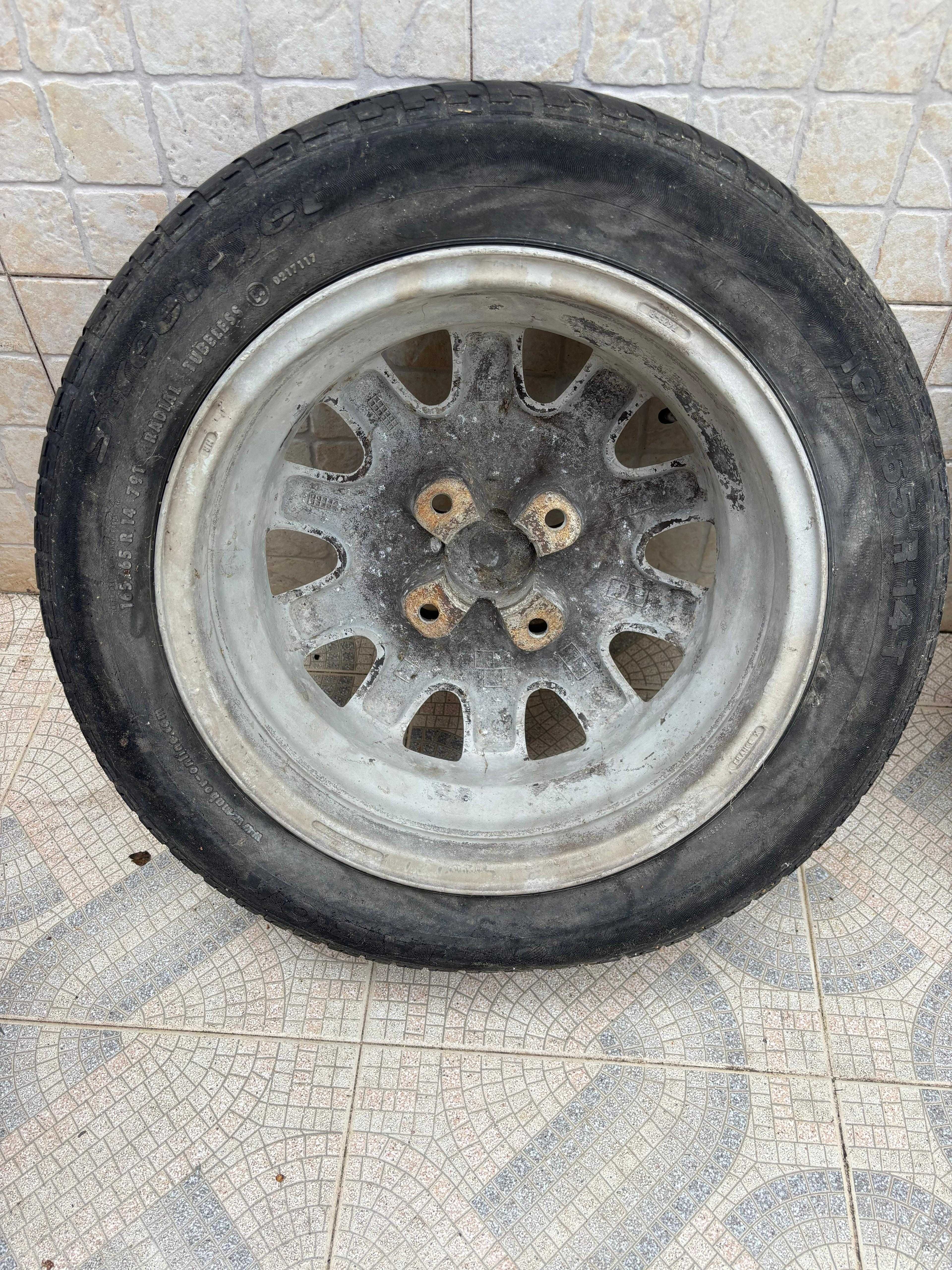 Jantes Alumínio 14” c/ pneus 165/65 R14 – 4 furos