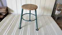 Taboret industrialny stary vintage, drewniane siedzisko, metalowe nogi