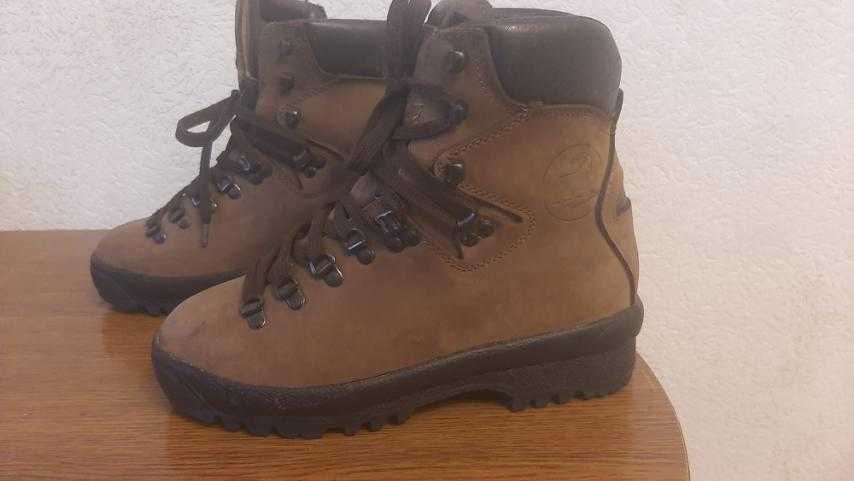 Продам трекинговые женские ботинки