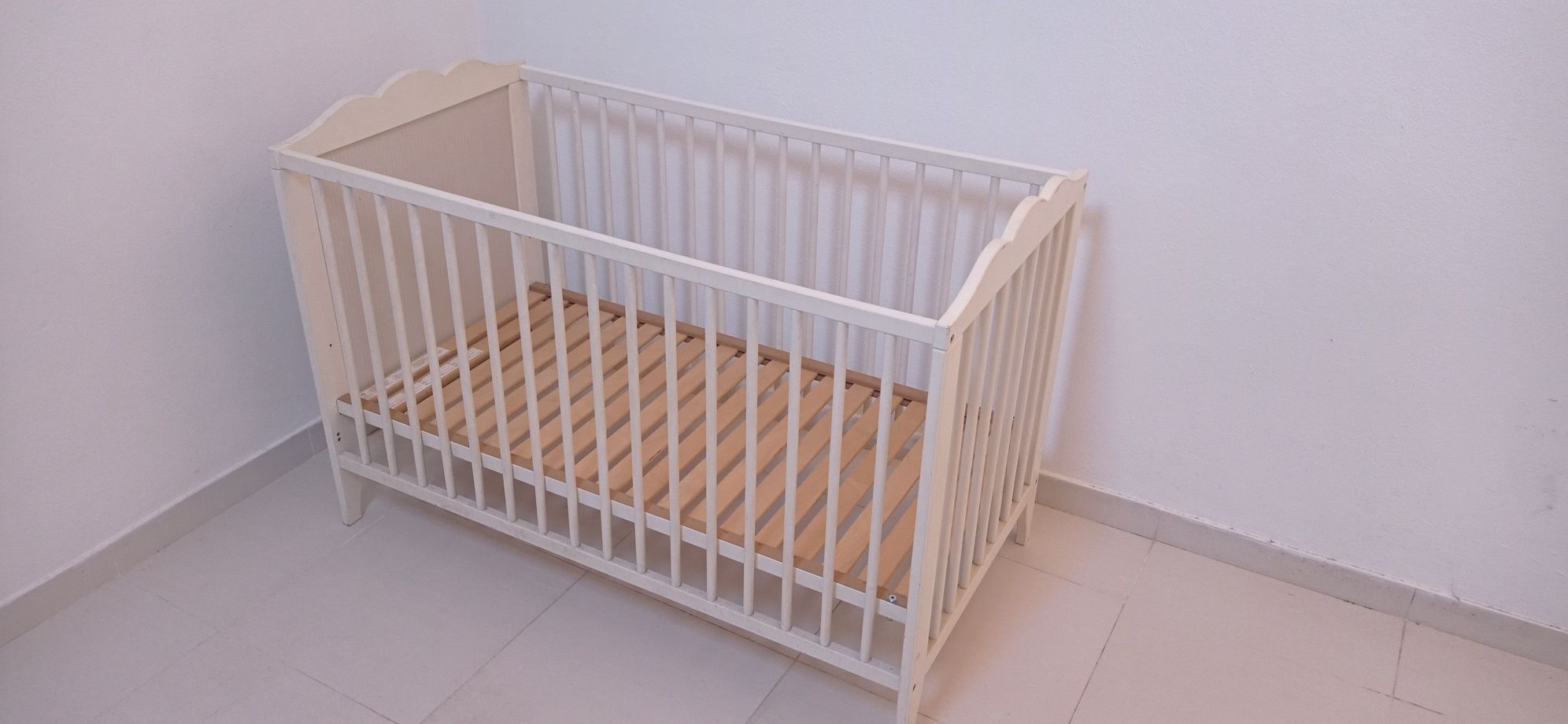 Berço com colchão e grades Branco