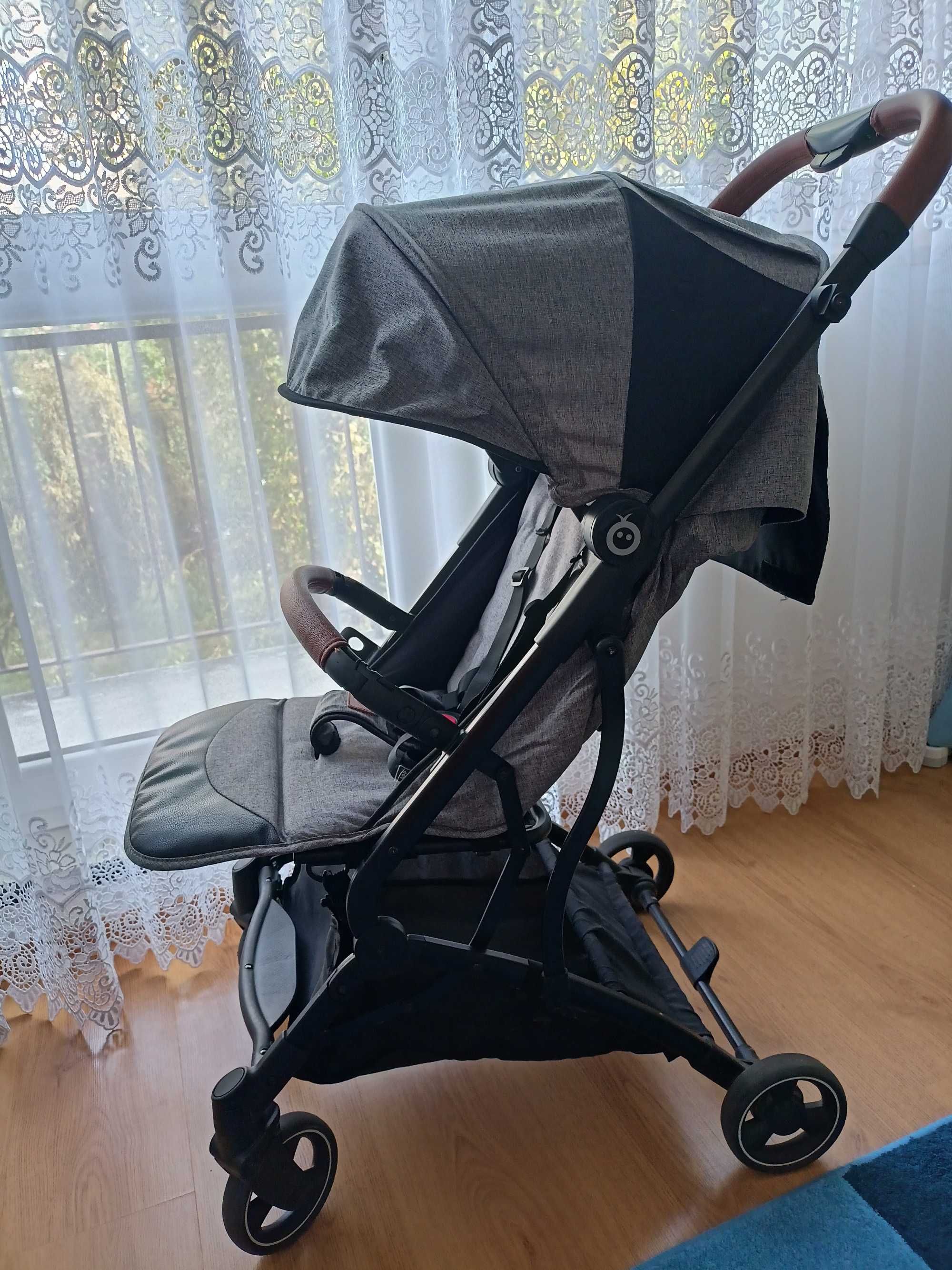 Ultra lekki wózek spacerowy MoMi 6m+