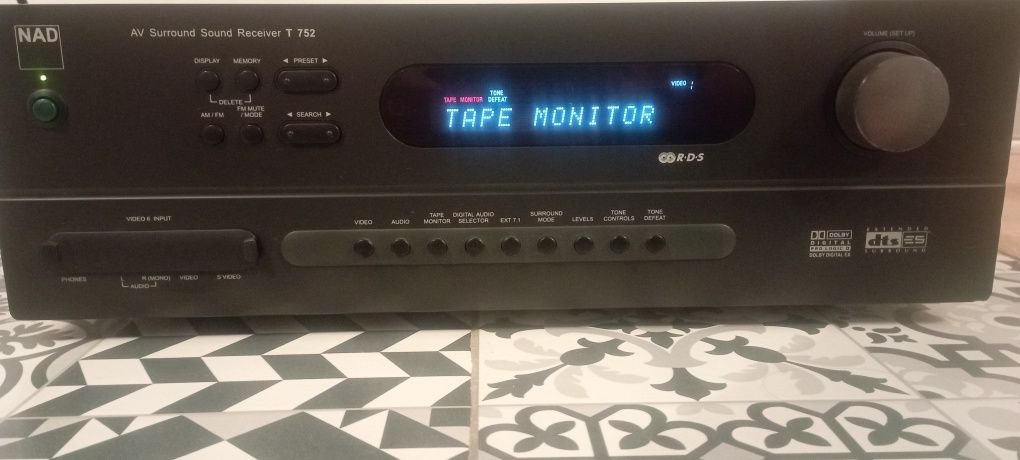 Amplituner NAD T-752