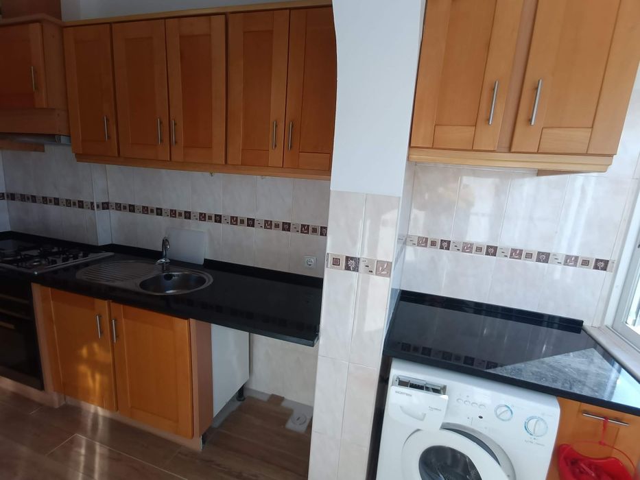 Aluga-se quarto individual