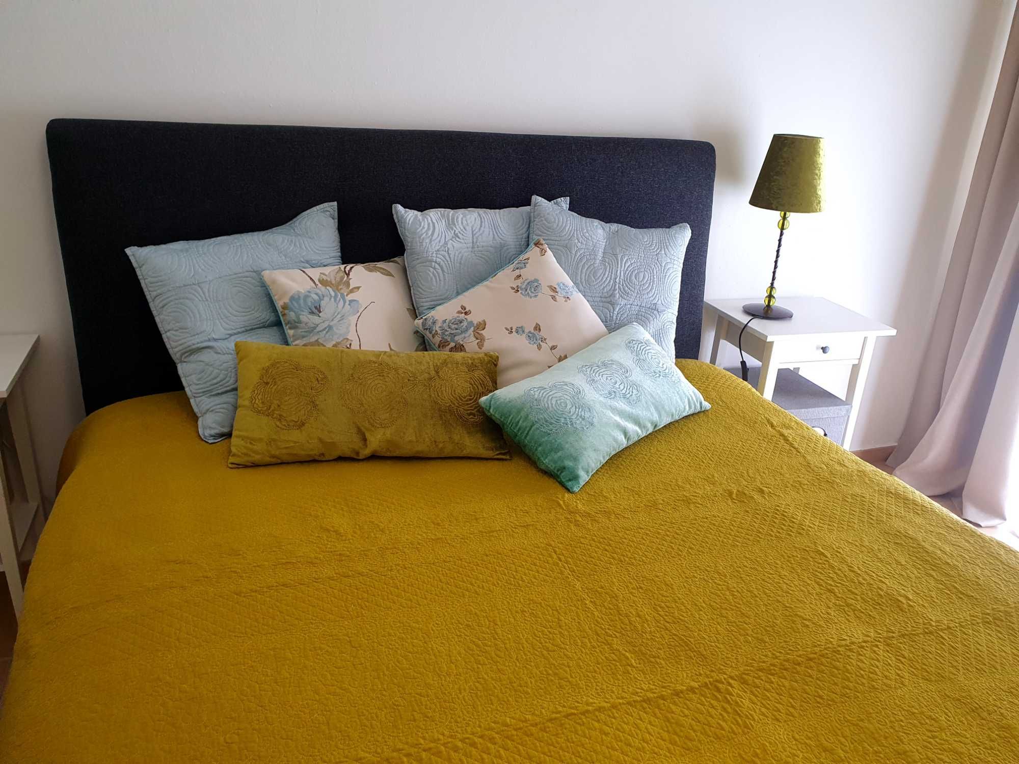 Conjunto de quarto - colcha, almofadas, candeeiro