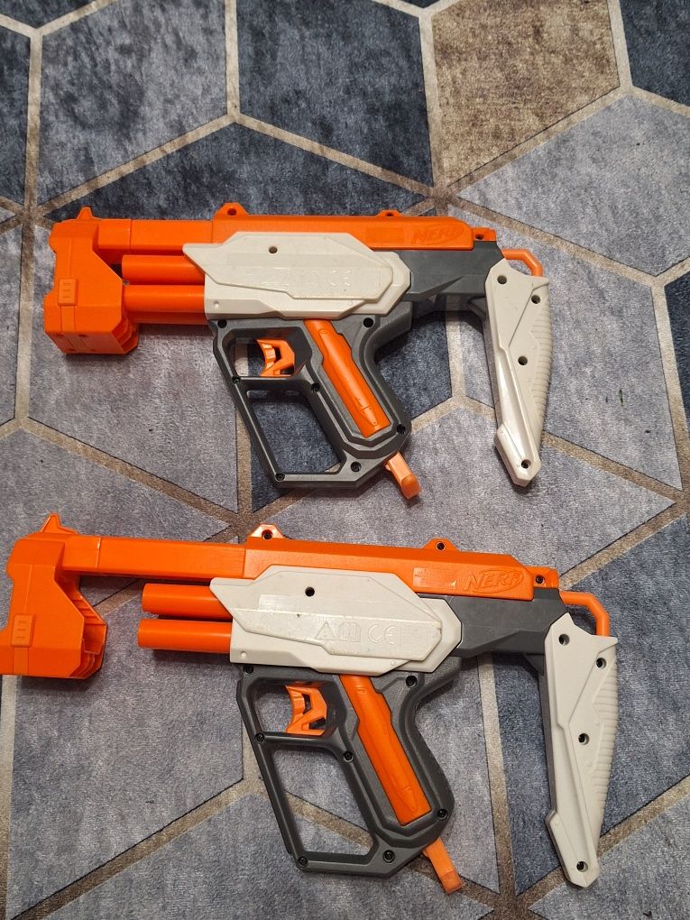 Dwa pistolety Nerf