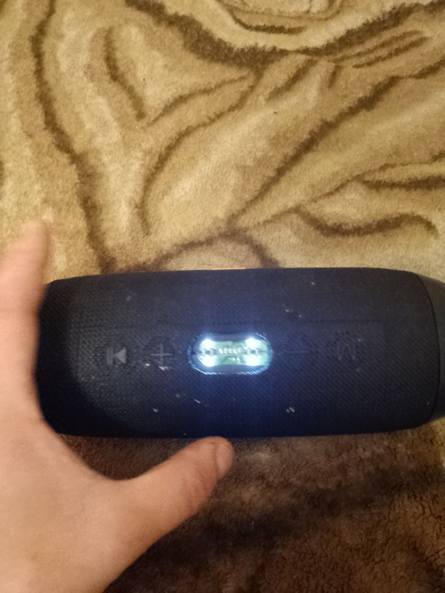 Колонка JBL.чорного кольору.