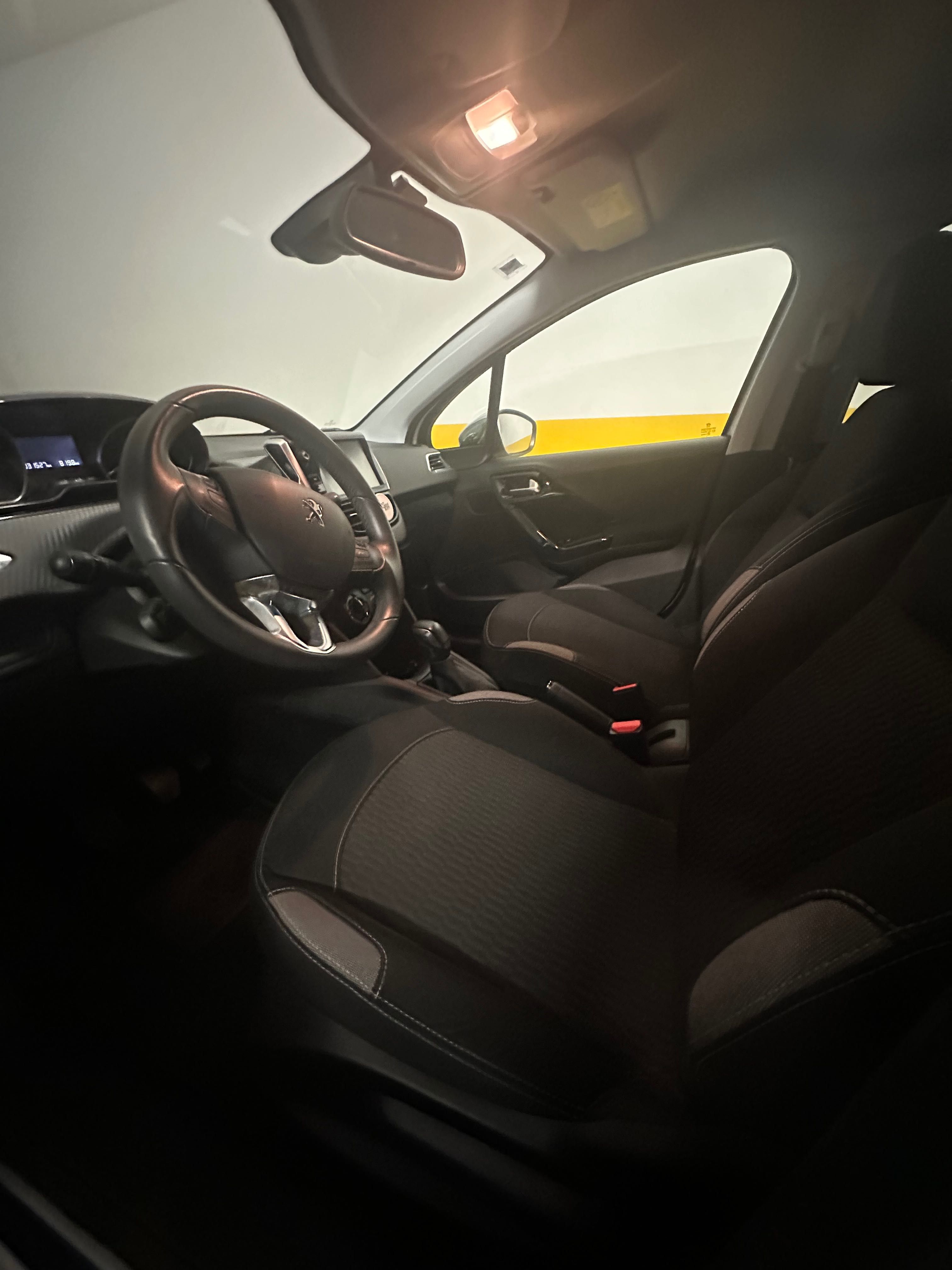 Peugeot 208 Style 1.2 PureTech 82CV – Apenas 30.000 km