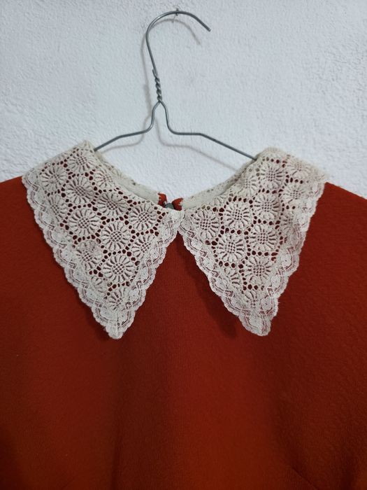 Czerwona sukienka z kołnierzykiem top vintage retro pinup