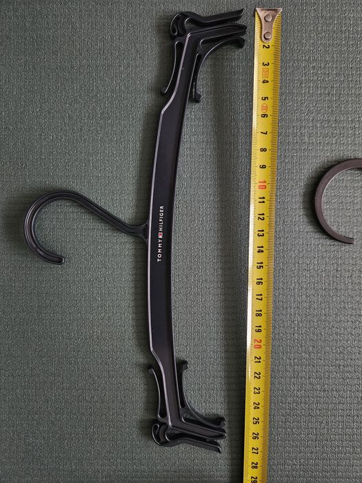 Małe czarne plastikowe wieszaki, zestaw 11 sztuk