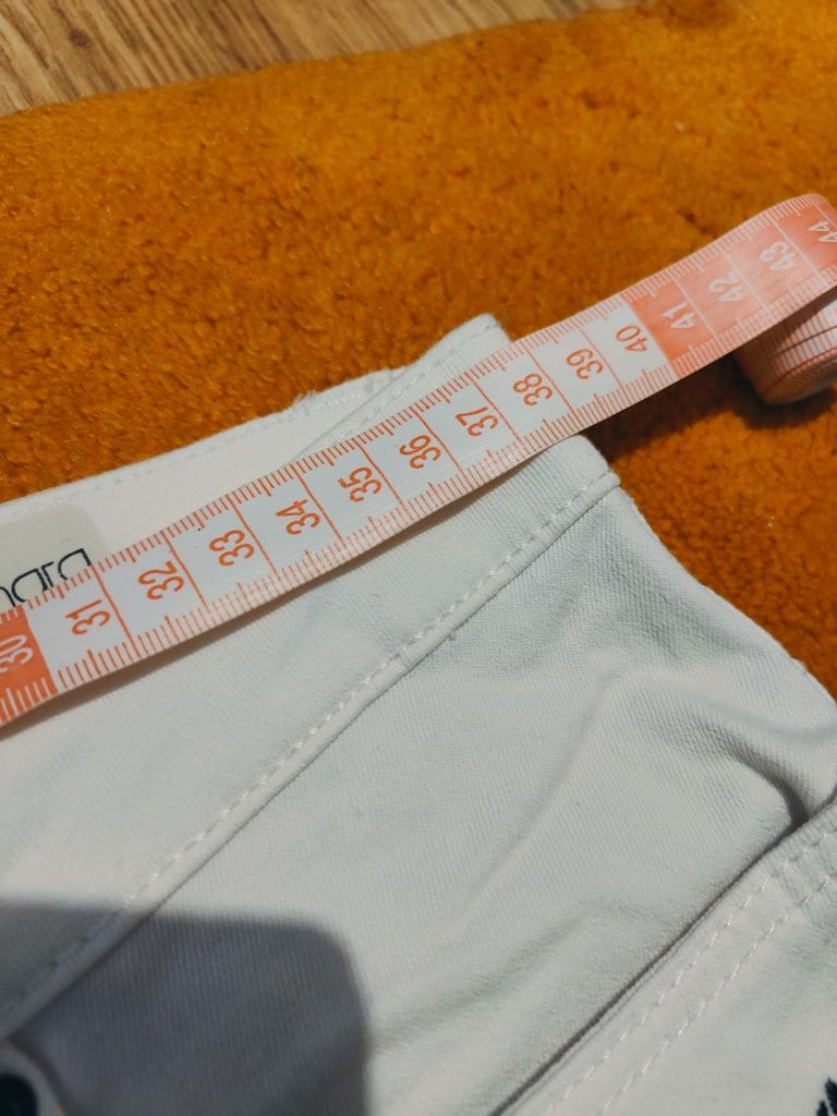 Białe jeansy esmara 36 z haftem