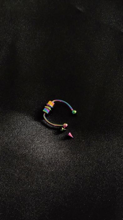 Fake piercing kolor tęczowy fałszywy kolczyk uniseks