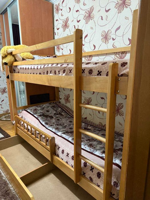 Ліжко двоярусне, дерев'яне, дитяче