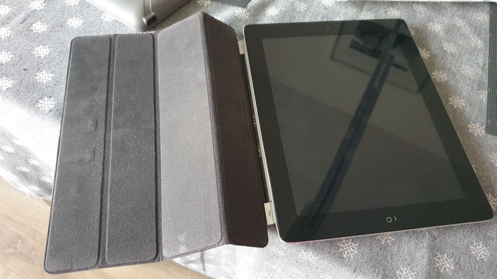 Ipod z etui OterBox i skórzaną nakładką na ekran