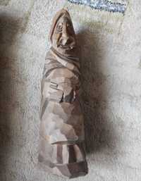 Stara drewniana figurka kobiety