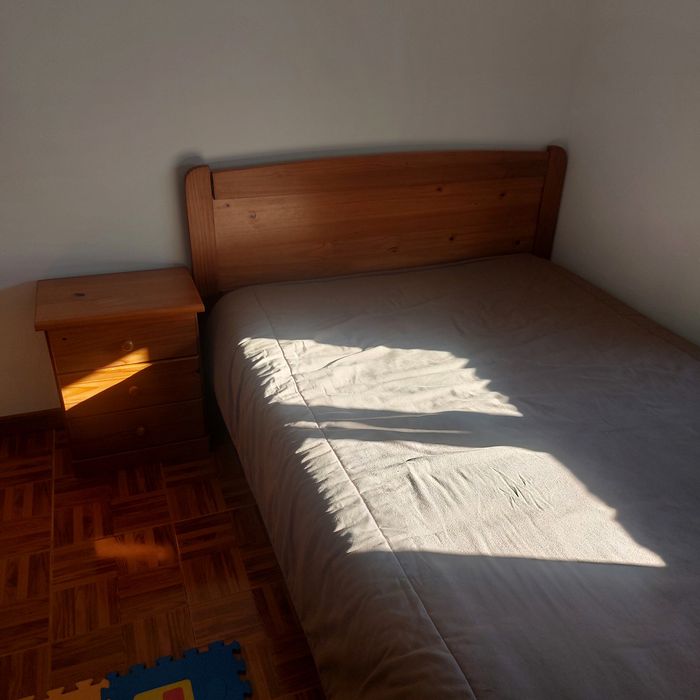 Cama de casal em madeira maciça,  com colchão e 2 mesas de cabeçeira