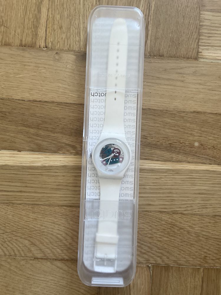 Stylowy zegarek SWATCH z widocznymi  mechanizmem