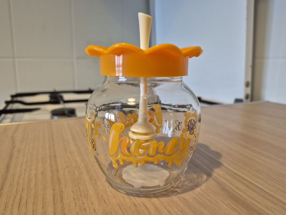 Szklany słoik z nabiernikiem do miodu