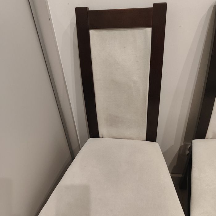 Solidne, drewniane krzesla do salonu, jadalni w bardzo dobrym stanie