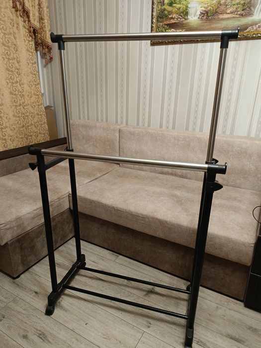 Передвижная вешалка для одежды и обуви