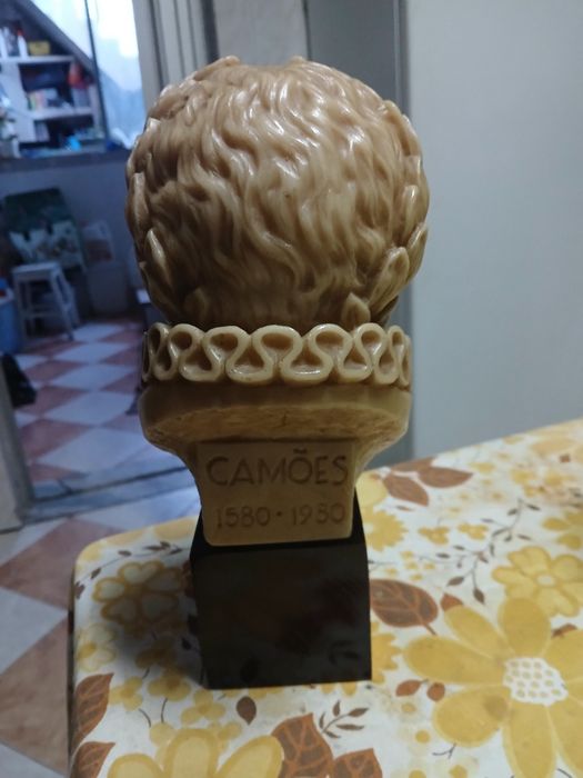 Vendo busto de Camões.