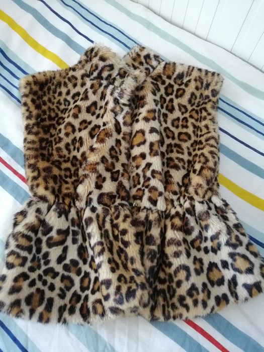 Colete tigresa de criança. É forrado e tem bolsos. Marca Mayoral.