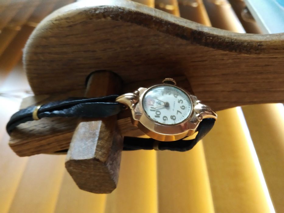 Очень красивые и стильные Золотые женские часы СССР "Заря",
раритет