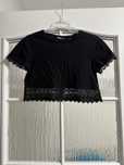 Czarny crop top z koronką