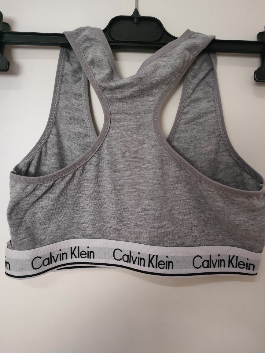 świetny młodzieżowy  top Calvin Klein stan idealny