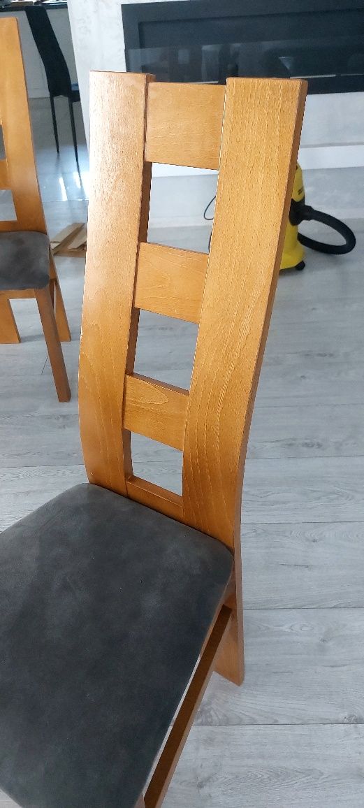 Sprzedam stół z krzesłami (8 sztuk).
