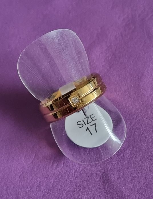 Anel/aliança dourado, em aço inoxidável, com 1 brilhante. T17
