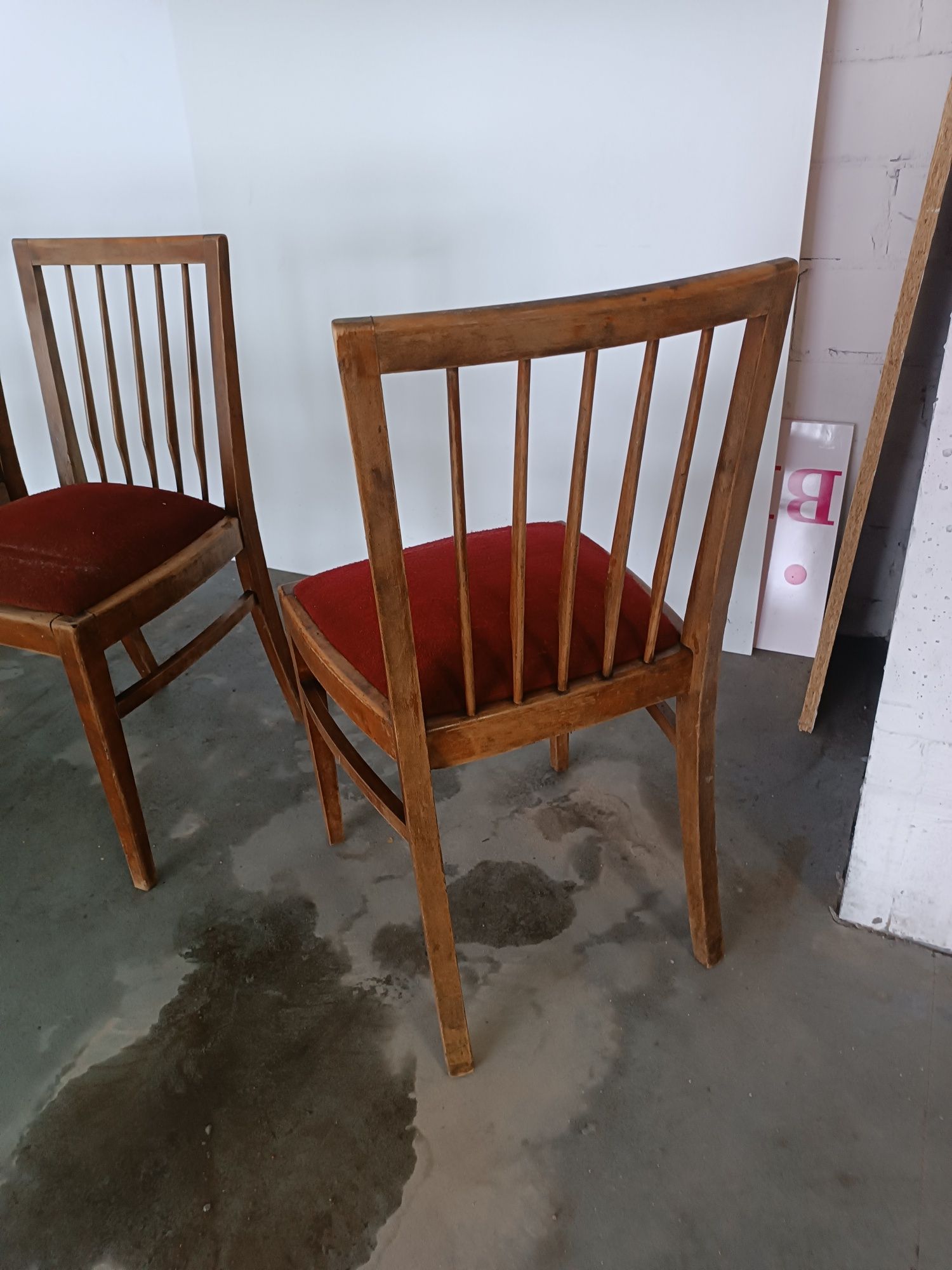 Piękne  stare drewniane krzesła do renowacji