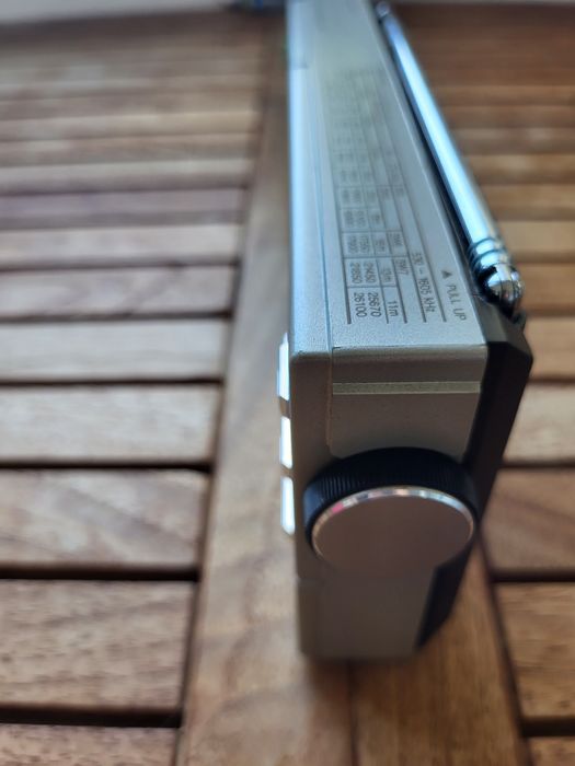 RÁDIO PORTÁTIL RETRO Silver XF2400 - Em Bom Estado