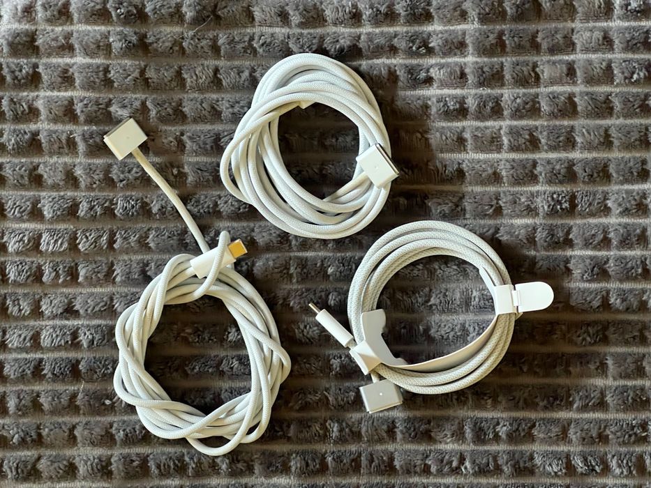 Дроти та блок живлення до техніки Apple