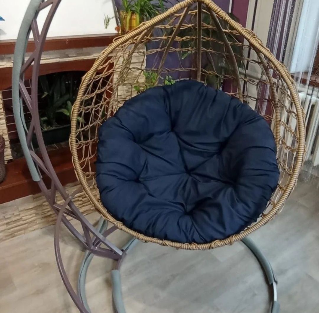 Підвісне крісло-кокон для саду.