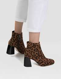 Botins com padrão leopardo Stradivarius