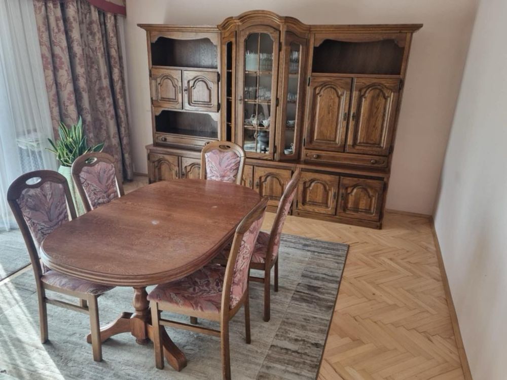 Meble do salonu mebloscianka drewniana komoda i stół z krzesłami