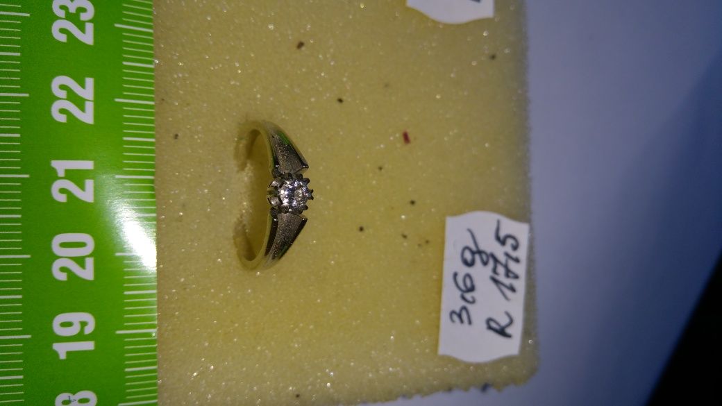 Pierścionek złoty z diamentem w cenie 4200 zł