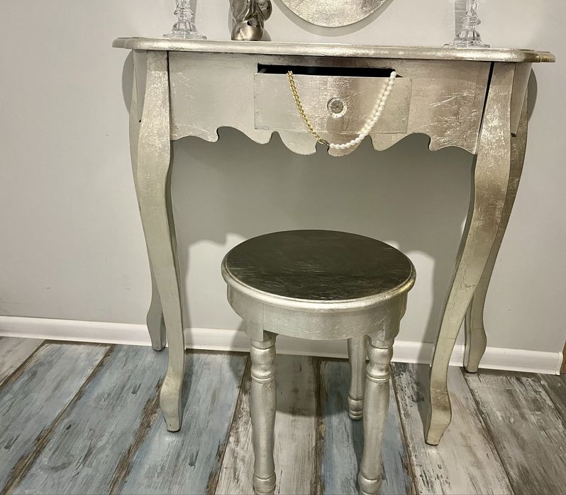 Elegancka sreberna toaletka w stylu glamour