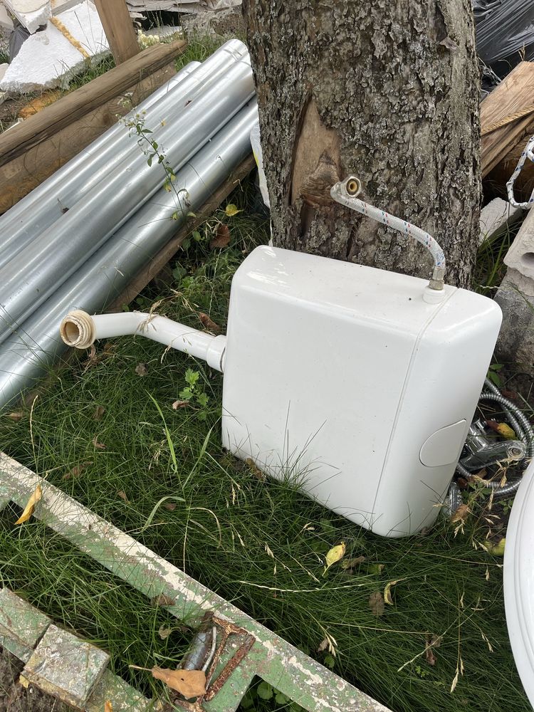 Wc stojące i zbiornik toaleta z deską